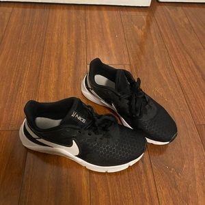 Nike Legend Essential Sneakers Training 2